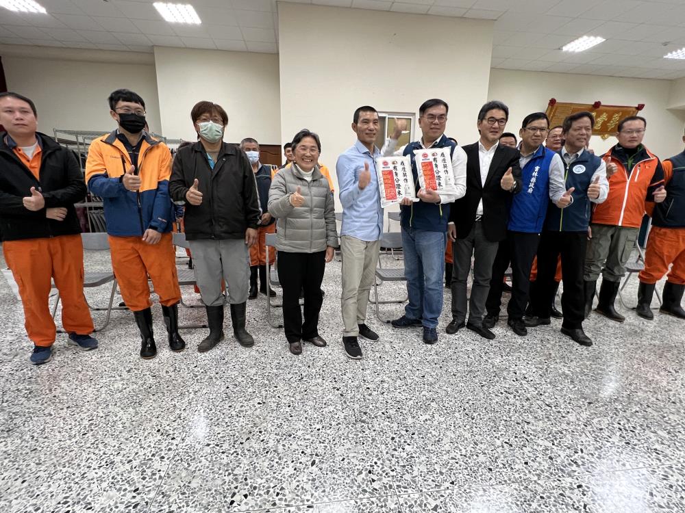 1228.部長致贈春節慰問品並與隊員合照.jpg