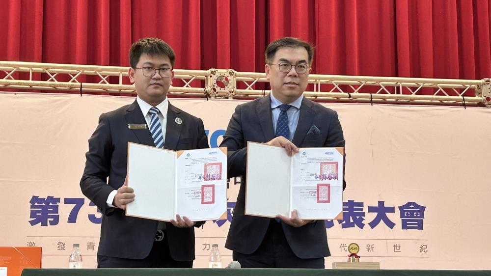 0112.彭部長_右_與青商會簽署備忘錄.jpg