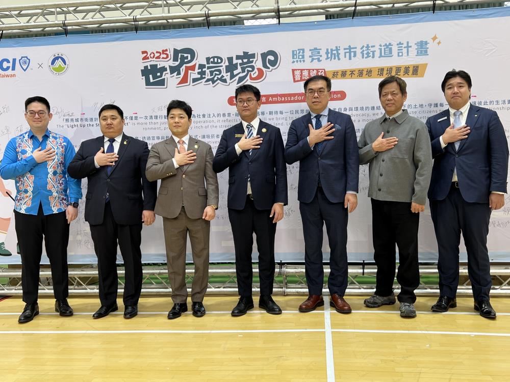 0112.彭部長_右3_及顏署長_右2_與青商會姊妹國簽署背版.jpeg