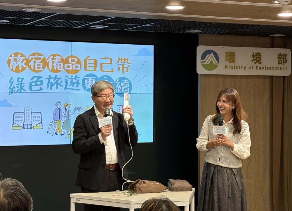 01.23.環境部沈志修次長(左)展示自備盥洗包.jpg