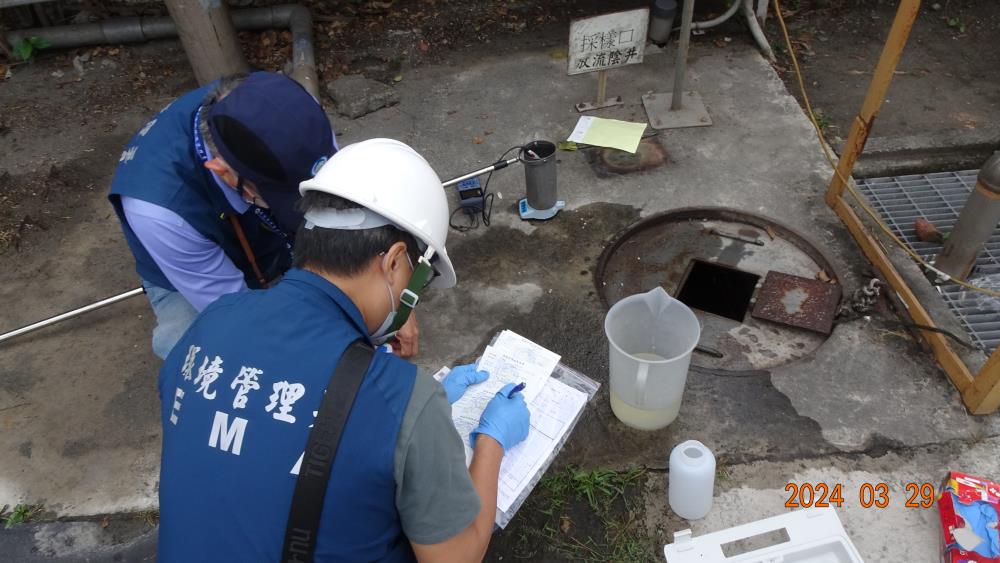 02271.環境管理署執行放流陰井水質採樣作業.JPG