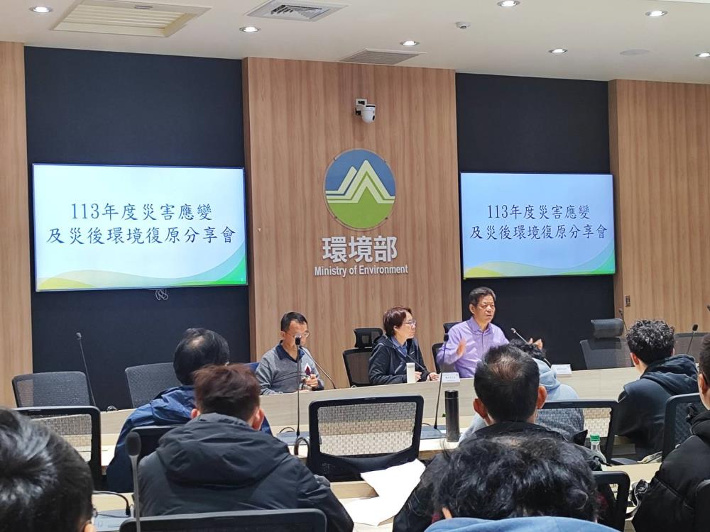 0318.113年度災害應變及災後環境復原分享會顏署長旭明(右一)致詞.jpg