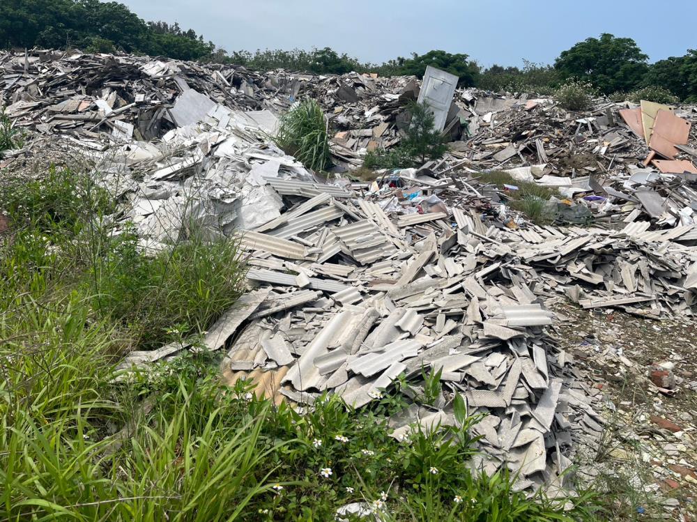0320.海埔路農地遭棄置營建廢棄物等.jpg