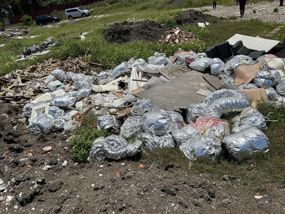 0320.海埔路農地遭棄置各類廢棄物.jpg