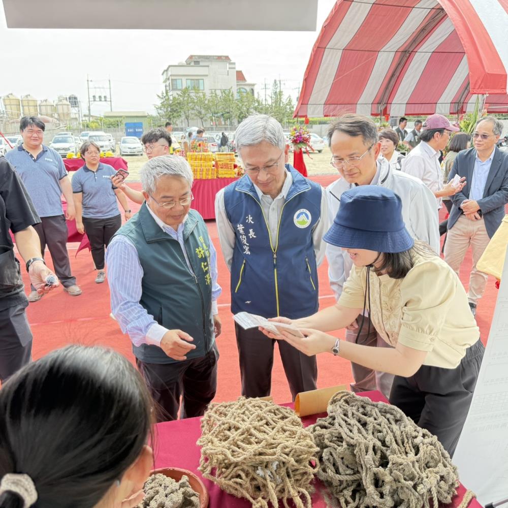 0328.葉俊宏次長聽取成大團隊說明畜牧糞尿提煉鳥糞石_肥料磷的成分_.jpg
