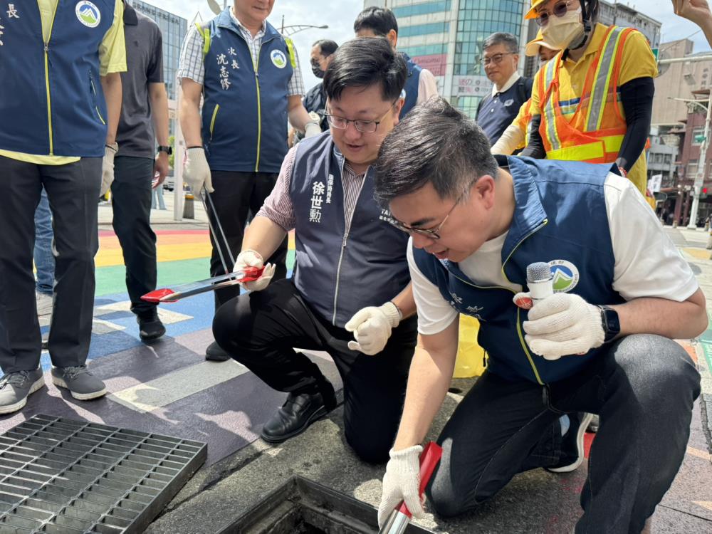 0419.開溝清理水溝菸蒂_右起環境部彭部長啓明、臺北市環保局徐局長世勲_.JPG