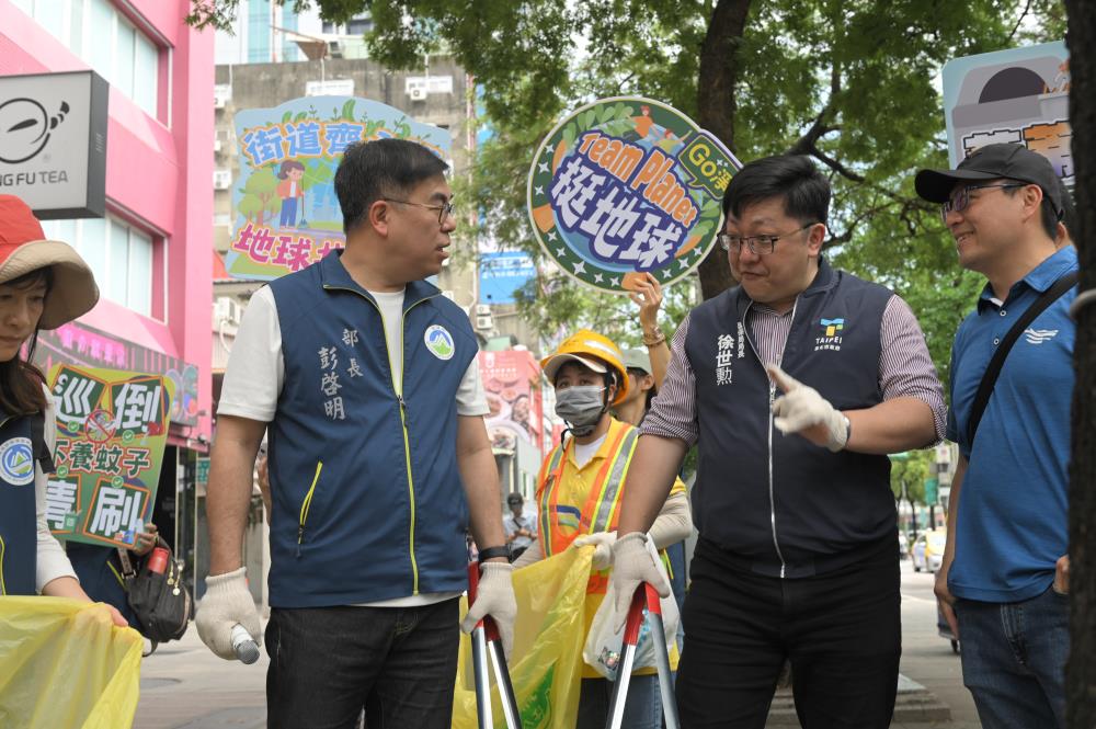 0419.撿菸蒂_左起環境部彭部長啓明、臺北市環保局徐局長世勲_.JPG
