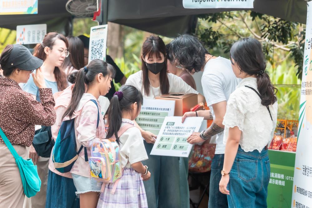 0420.展示攤位吸引現場民眾熱烈參與.jpg