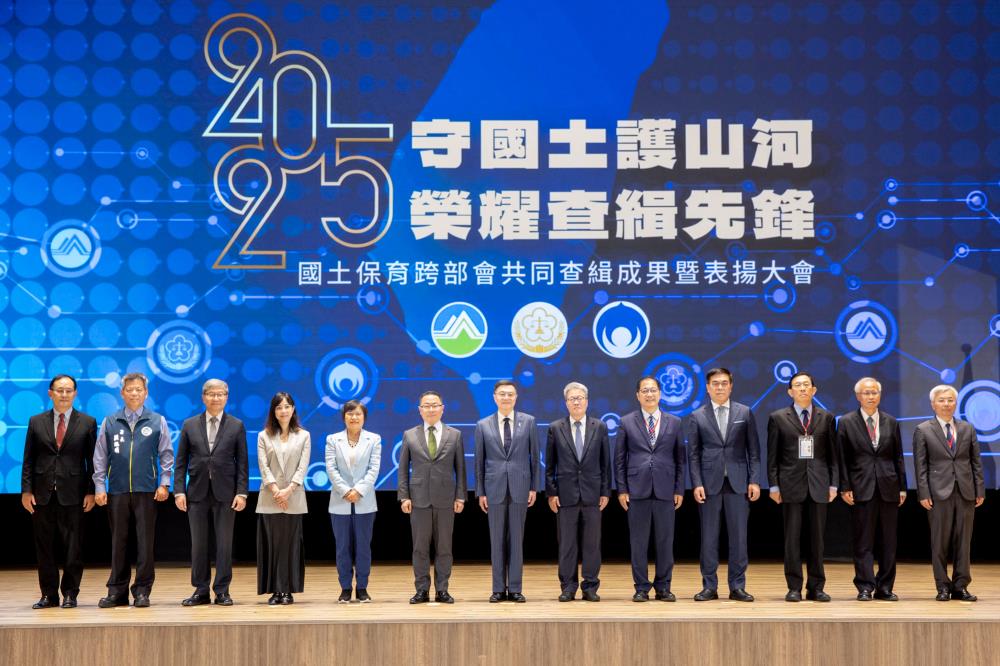 0430.卓院長與貴賓合影(左7卓榮泰院長、右6陳金德政委、左6林明昕政委、右5鄭銘謙部長、左5劉世芳部長、右4彭啓明部長、右3邢泰釗檢察總長).jpg