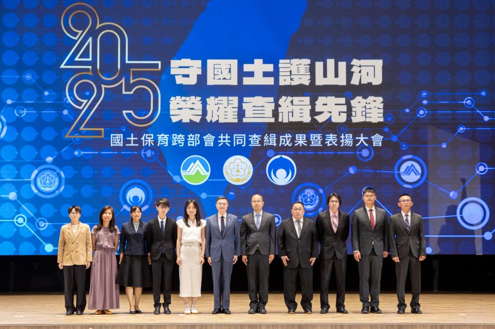 0430.卓榮泰院長表揚10位查緝先鋒暨合影.jpg