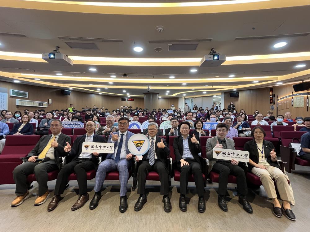 0507.02.簽署合作備忘錄大合照，環境部彭啓明部長_前排左3_、中央大學蕭述三校長_前排中間_、國家環境研究院劉宗勇院長_前排右3_.jpg