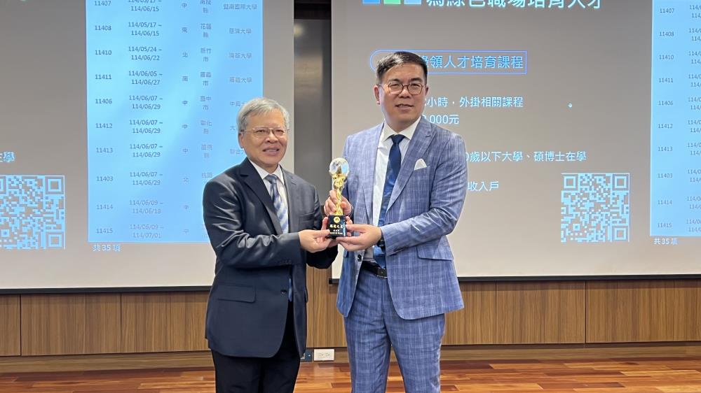 0507.04.互贈禮品，共同攜手推動環境科研及綠領人才，環境部彭啓明部長_右_、中央大學蕭述三校長_左_.jpg
