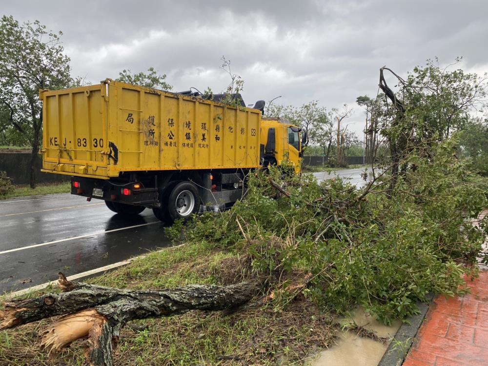 0710彰化縣環保局支援嘉義縣清理倒塌路樹.jpg