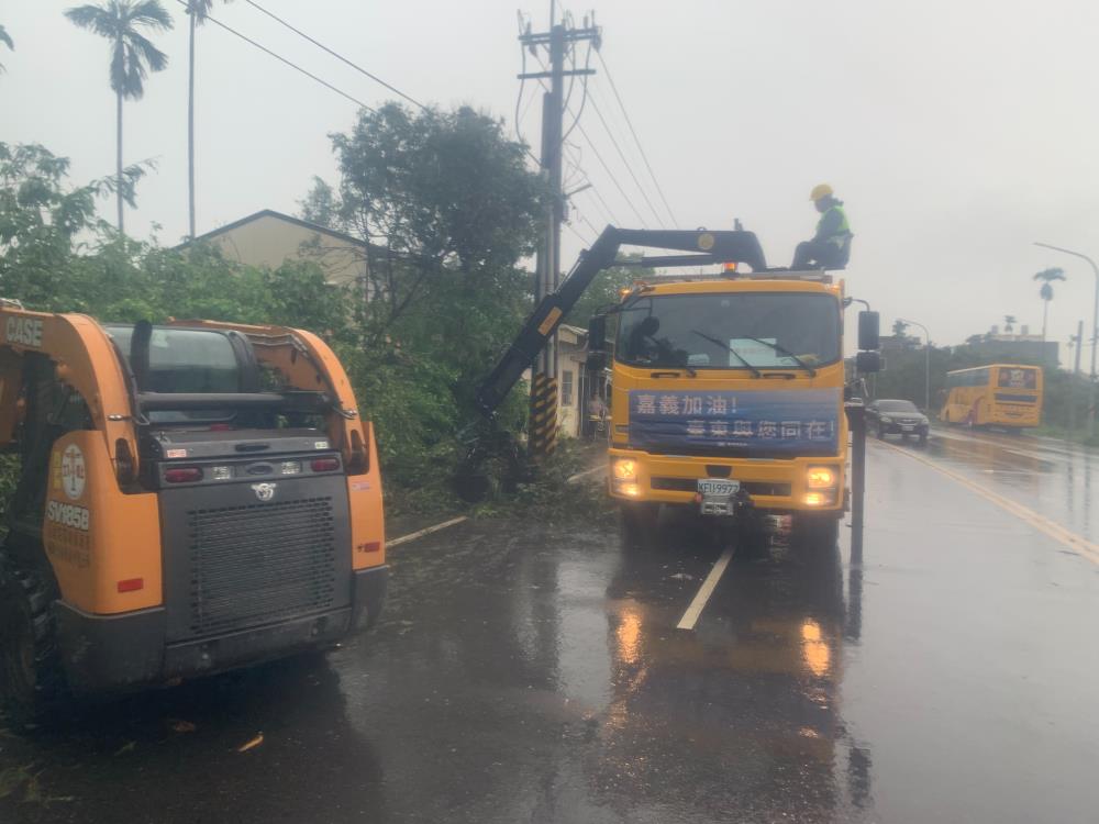 0710臺東縣環保局支援嘉義市清理倒塌路樹.jpg