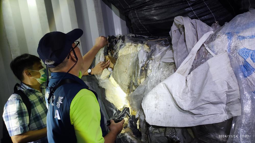 0725違法業者出口貨櫃後段為廢塑膠混合物.jpg