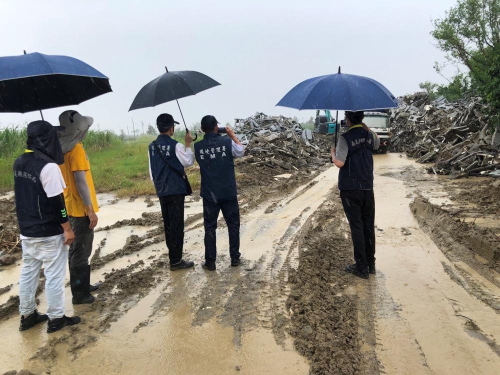 0801-1環管署與嘉義縣環保局現場稽查荷苞嶼滯洪池旁暫置場照片.jpg