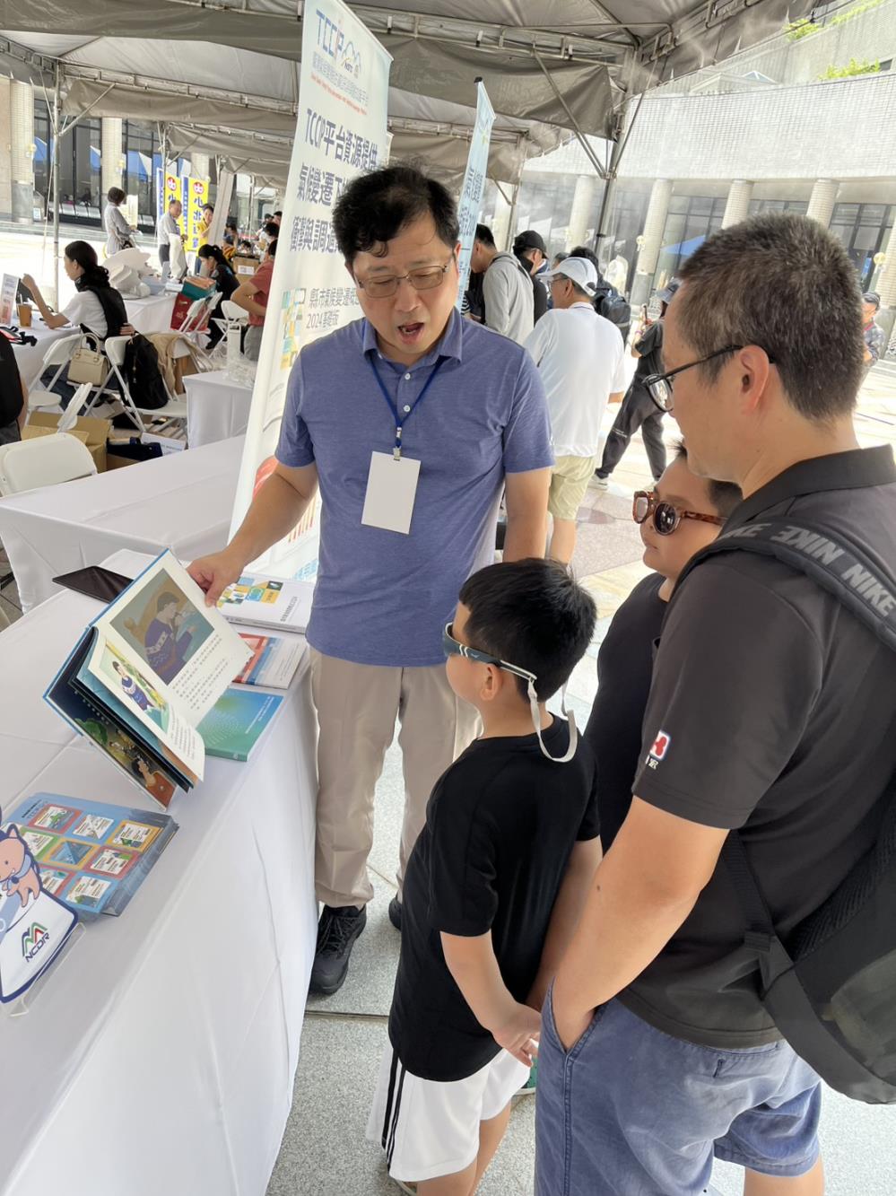 0808.現場爸爸帶著小朋友參觀國家科學及技術委員會攤位.jpg