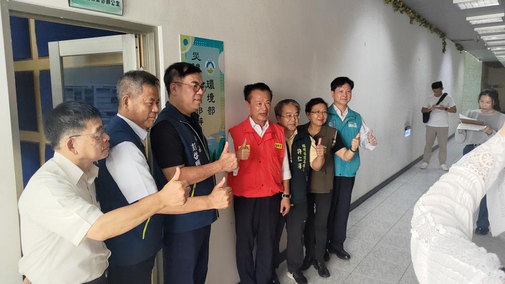 作為災後環境復原指揮與協調樞紐，聯繫、調度並協助地方政府加速災後廢棄物清理及環境復原工作，環境部於今（16）日成立「0816.環境部災後復原南部辦公室」，由環境部彭啓明部長偕同嘉義縣翁章梁縣長共同主持揭牌儀式.jpg