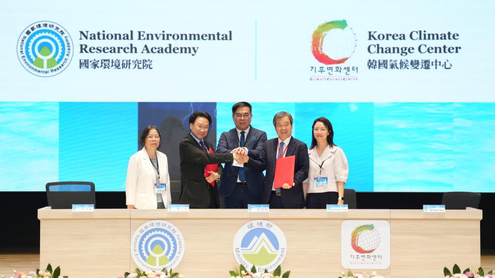 0909.02.環境部國家環境研究院與韓國氣候變遷中心簽署合作備忘錄正式啟動，國家環境研究劉宗勇院長_左2_、環境部彭啓明部長_中_+、韓國氣候變遷中心崔在哲_Jai_Chul+Choi_主席_右2_.JPG