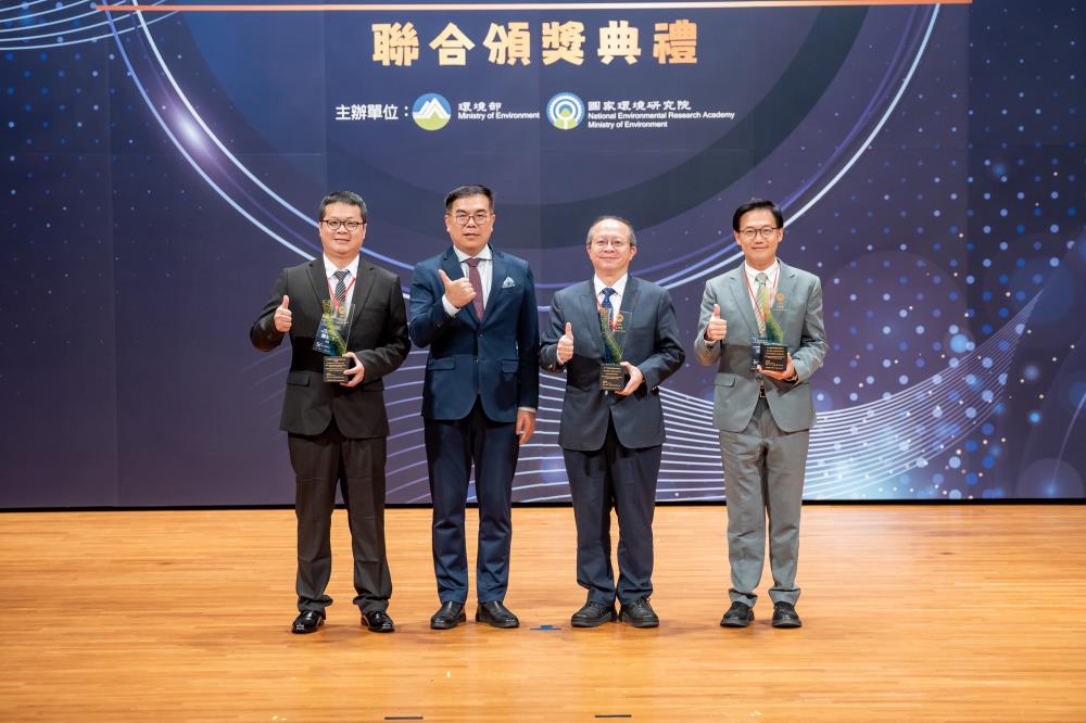 0910_第7屆國家企業環保獎_巨擘獎與部長合影.jpg