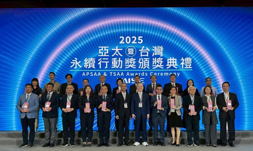 0911-葉次長與授獎單位大合照.jpg