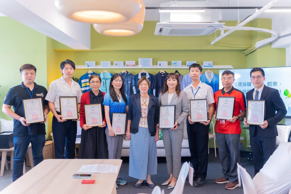0919.中：循環署賴瑩瑩署長，採購單位及其供應商左到右：賓格實業、新光紡織、蓓蒂實業、宏華國際、遠東銀行、桃園航勤、遠傳電信及全家福公司.jpg