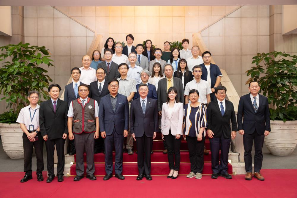 0925.02.行政院卓榮泰院長與「環境部淨零綠領人才培育聯盟」32校代表合影.jpg