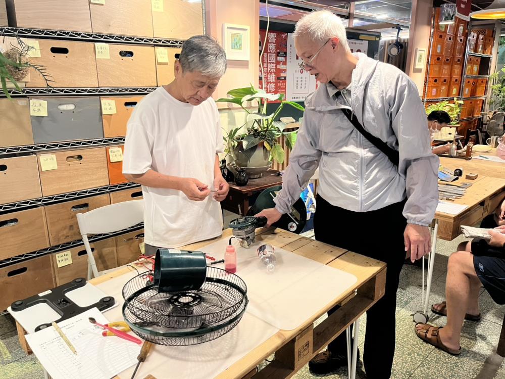 1018.5活動邀請10幾個攤位提供不同物品的維修服務.jpg