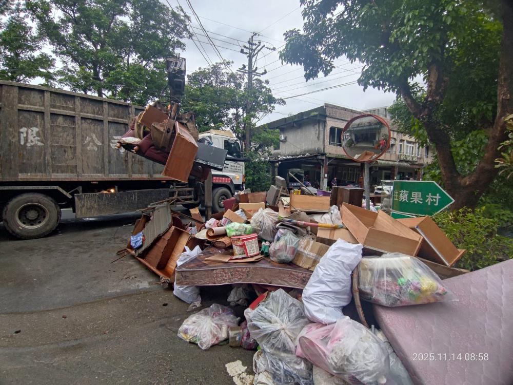 1114-現場抓斗車清理前.jpg
