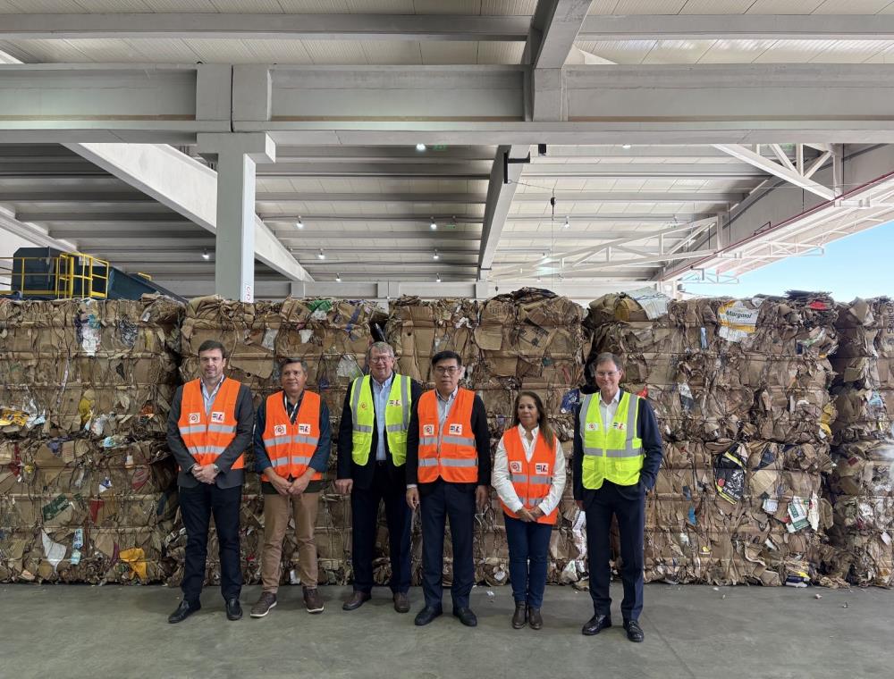 1120環境部彭啓明部長與巴拉圭環境及永續發展部參訪Yaguarete+Riciclaje紙類回收再生工廠.jpg