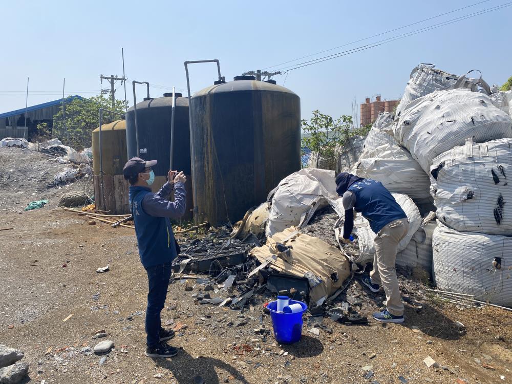 1124.環管署中區中心督察人員採集遭棄置廢玻璃送驗.jpg