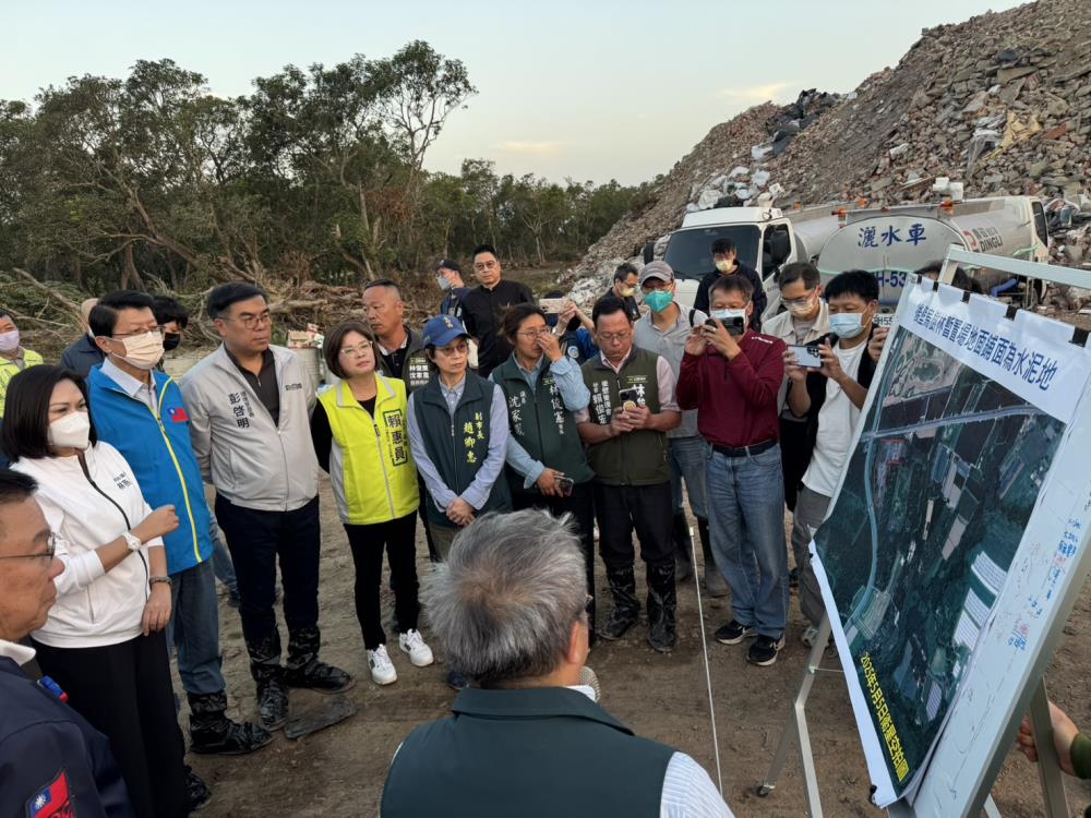 1129+彭啓明部長視察臺南市烏樹林災後廢棄物暫置場1.jpg