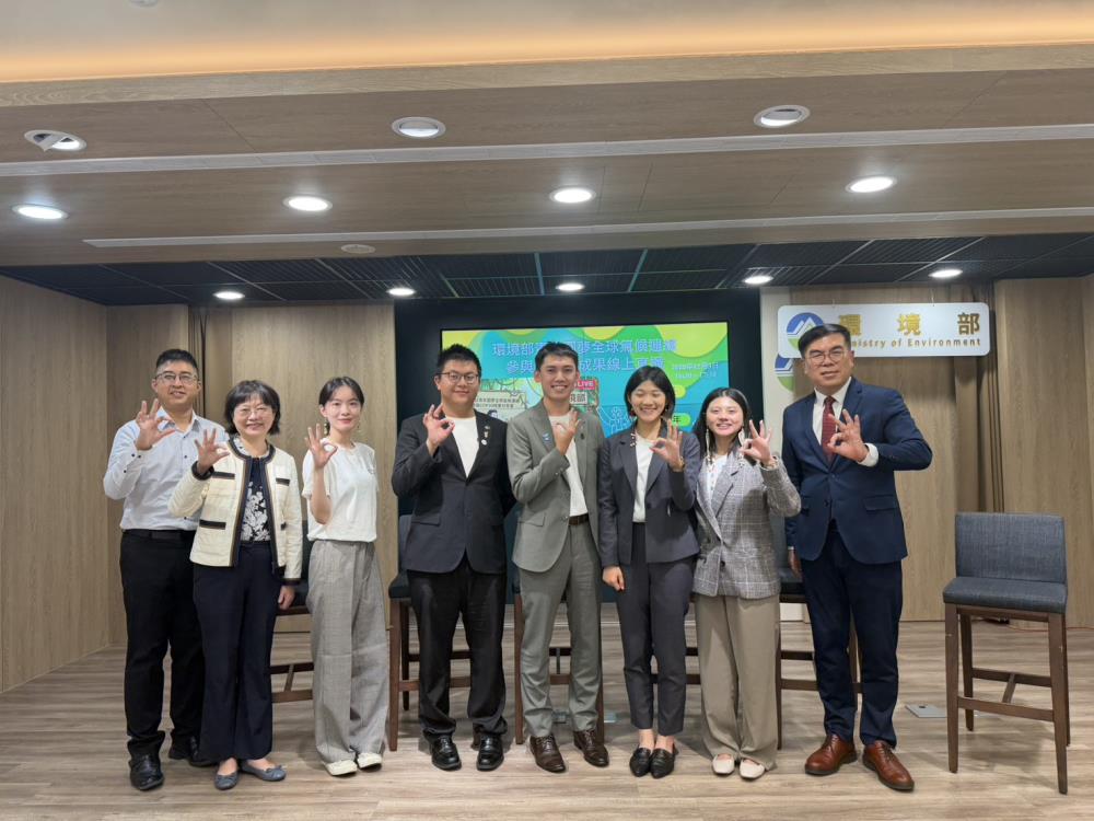 1203+圓夢青年（中間五位）與環境部部長（最右）、氣候署署長（左二）、教育部青年發展署副組長（左一）合影.jpg