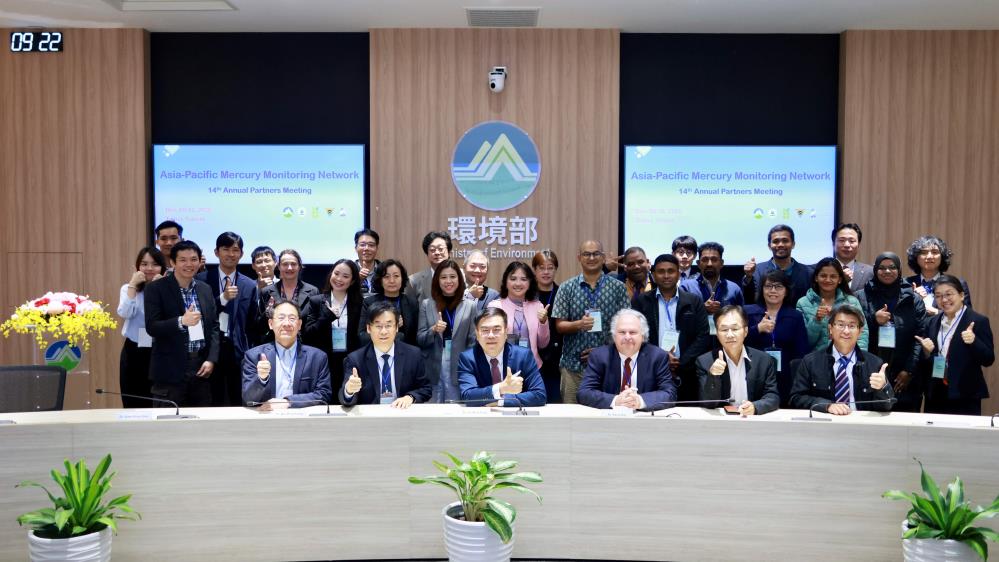 1209.新聞相片_環境部與亞太汞監測網夥伴國代表合影.JPG