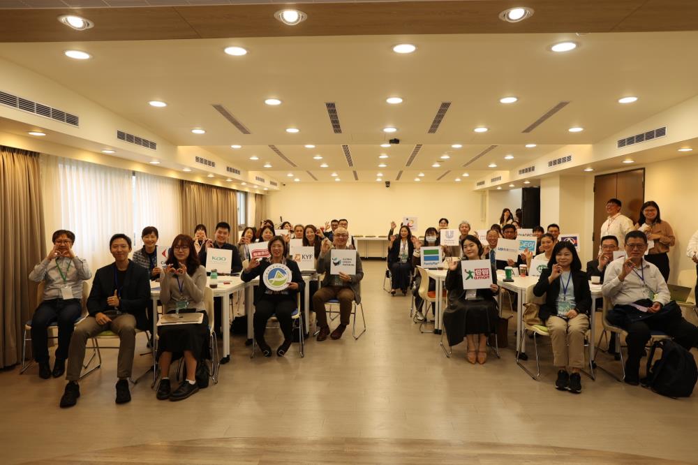 1212.環境部資源循環署12月12日宣布成立「零售商品包裝循環永續策略聯盟」，23家包裝產業上中下游代表齊聚，齊心推動包裝減量與循環永續。.jpg