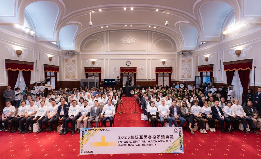 1214.總統盃黑客松頒獎典禮_全體大合影.jpg