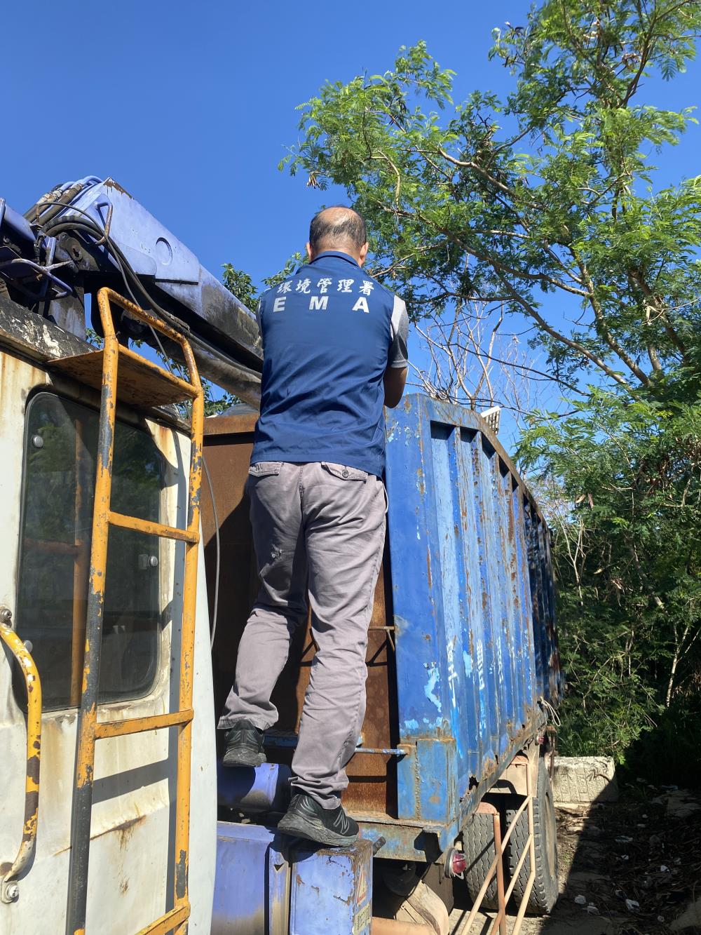 1228.環管署人員確認違法車輛載運廢棄物樣態_0.jpg