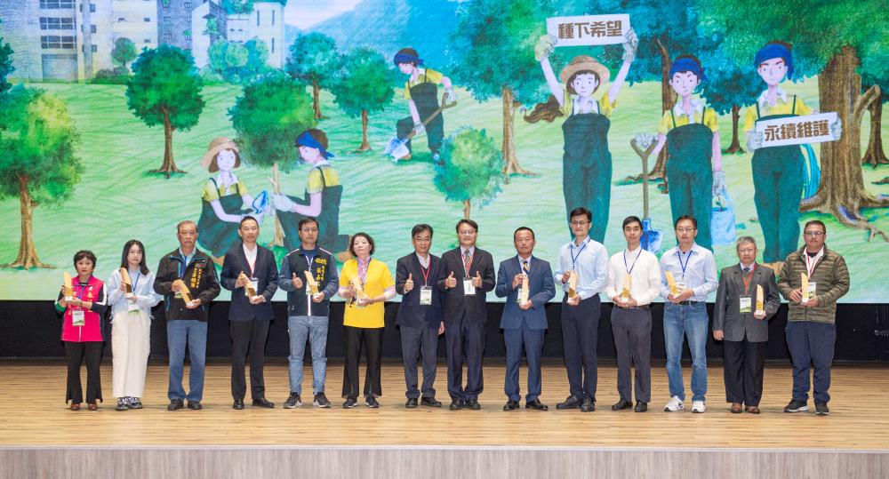 1228+優良認養獲獎單位大合照_優等獎.jpg