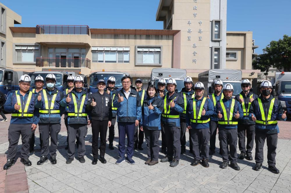 0212.彭部長與竹北市清潔隊員合影.jpg