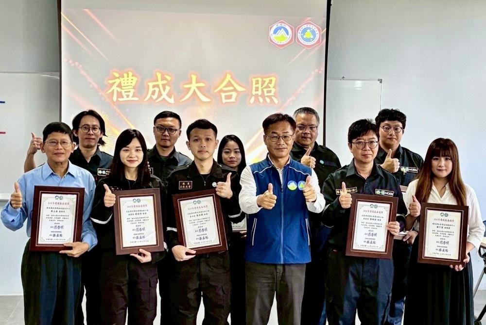 0302.環境部化學署蔡署長（右3）與獲頒114年度優良表現獎應變體系成員合影.jpg