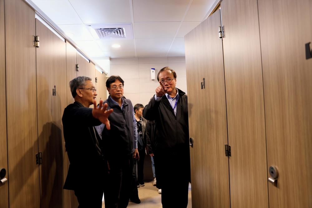 1786769101485148.jpg 1150320新聞相片_環境部葉俊宏次長_左_引導台中市府團隊參觀環境部相關場域與永續推動措施.jpg