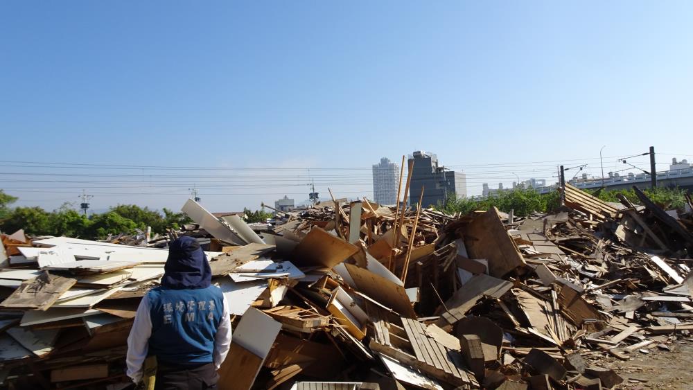 0331.空地上堆置大量廢木材混合物.jpg
