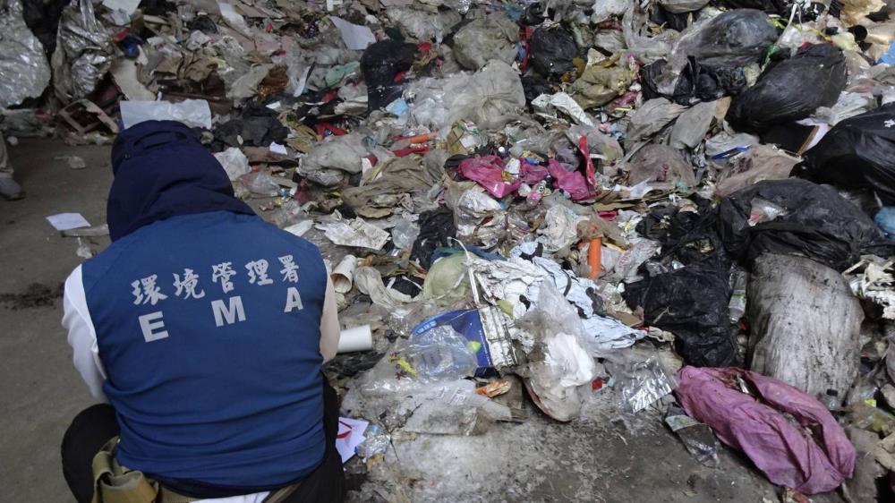 0331.督察人員翻找垃圾追查可疑來源.jpg