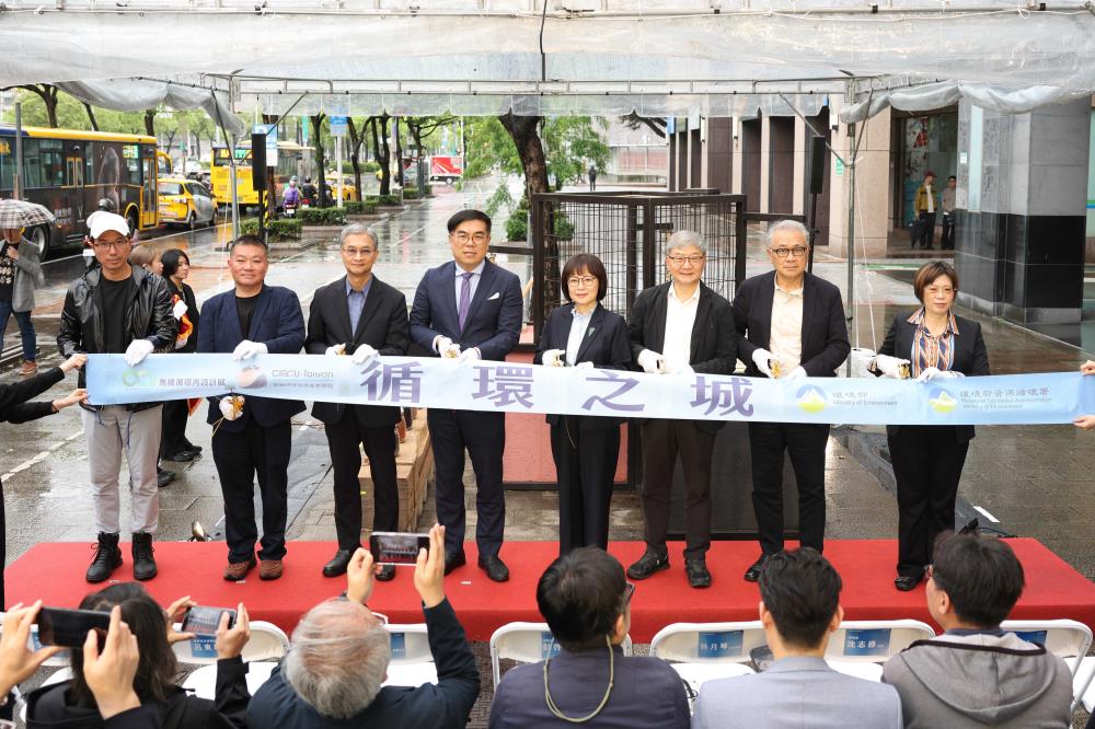 0407-1環境部「環保心舞臺_循環之城」裝置藝術今（7）日揭幕。（左起）設計人宙白公司李劼滕設計師、創作人無機聯盟召集人呂東璇、環境部次長葉俊宏、環境部部長彭啓明、立法委員林月琴、環境部次長沈志修、循環台灣基金會董事長黃育徵、資源循環署署長賴瑩瑩.jpg