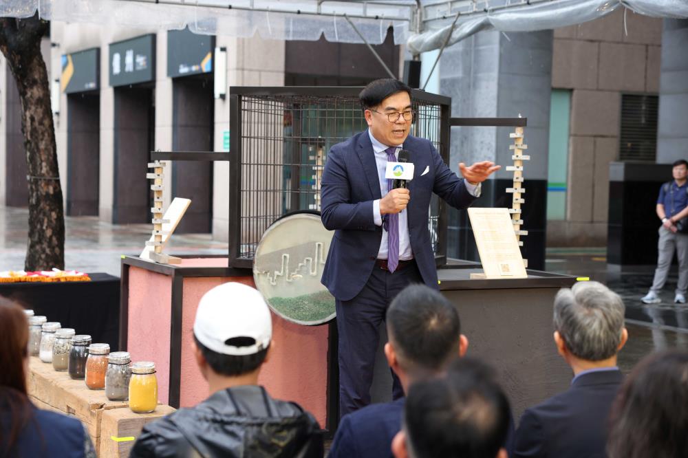 0407-4環境部彭啓明部長推動並鼓勵循環經濟，讓大家了解任何東西都可以再生利用。.jpg