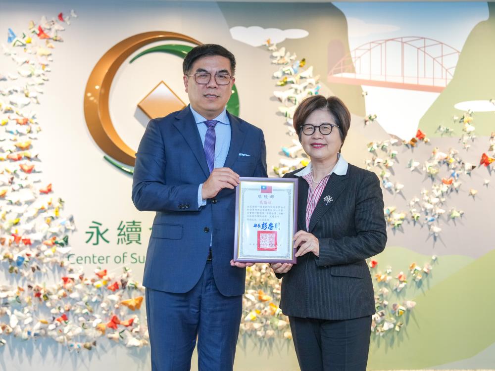 0408.1環境部彭啓明部長感謝第一銀行短時間募集1.6萬的二手袋，提供假日建國花市減塑行動使用，向第一銀行董事長邱月琴頒發感謝狀.jpg