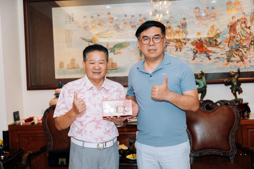 1786844845338937.jpg 0413.1150412環境部部長彭啓明(右)拜會大甲鎮瀾宮鄭銘坤副董事長(左).jpg