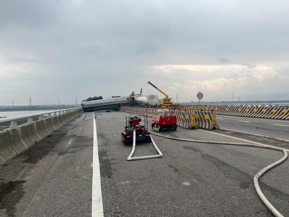 0417.履帶式偵檢機器人及消防機器人協同救災.jpg