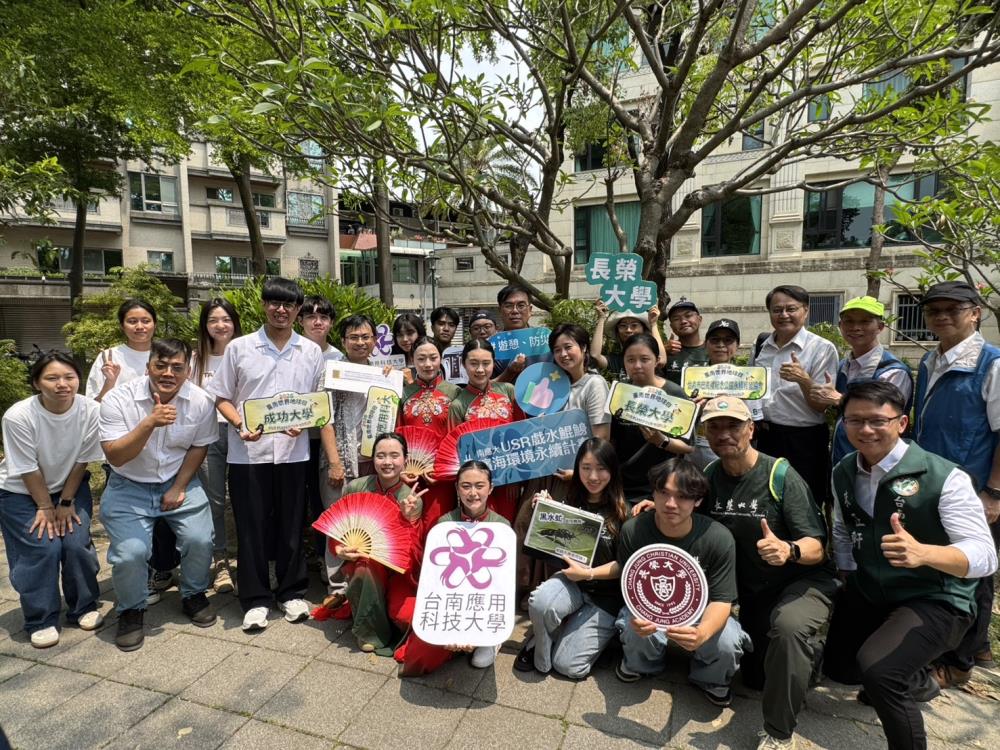 1786846843578045.jpg 0418新聞相片_環境部彭部長、葉俊宏次長、謝燕儒次長與大學USR團隊合照.jpg