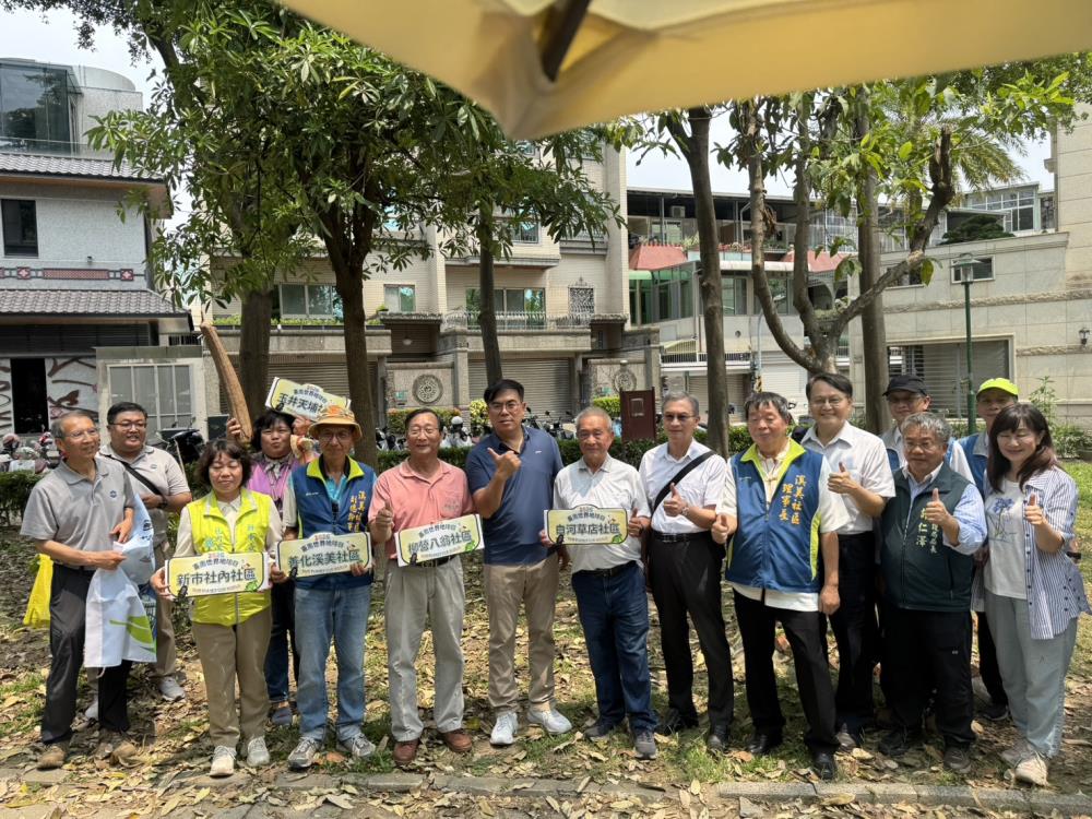 1786846856724261.jpg 0418新聞相片_環境部彭部長、葉俊宏次長、謝燕儒次長與低碳認證社區合照.jpg